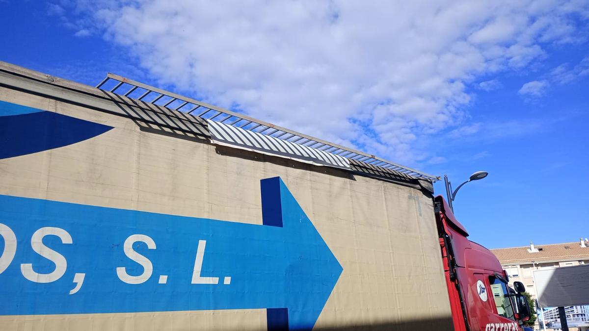 El camión con la reja del balcón en su parte superior.