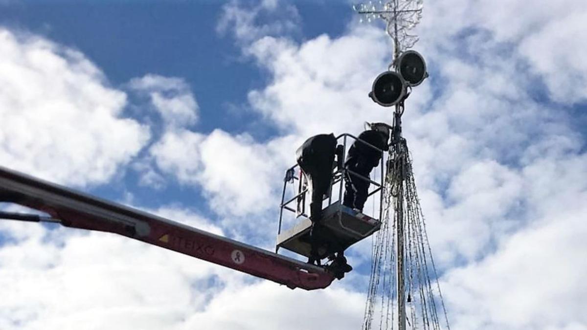 Grúa y operarios que ayer instalaron el árbol en la plaza Esther Pita.   | // L.O.