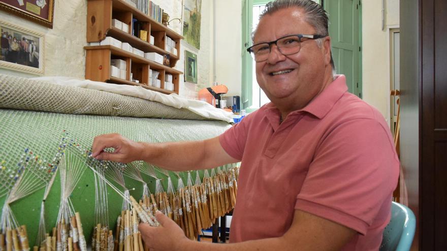 Alfonso Aguilar, encaje de bolillos con hilo de oro y plata