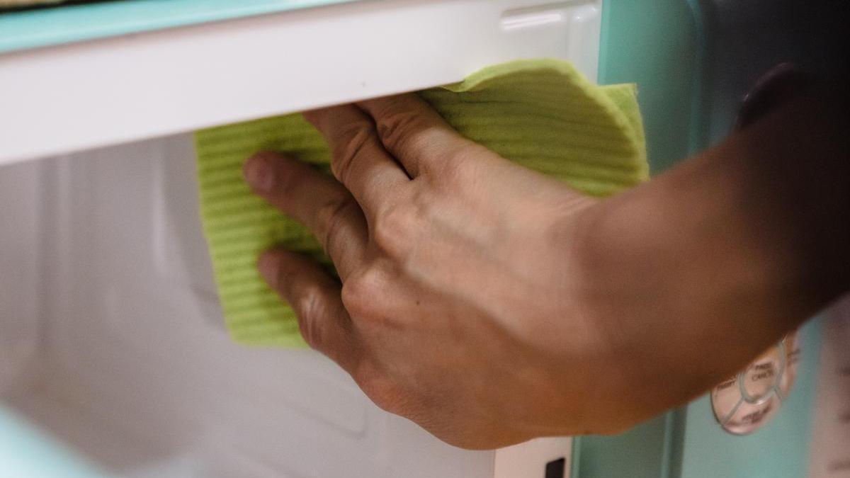 ¿Por qué la gente mete una esponja en el microondas?