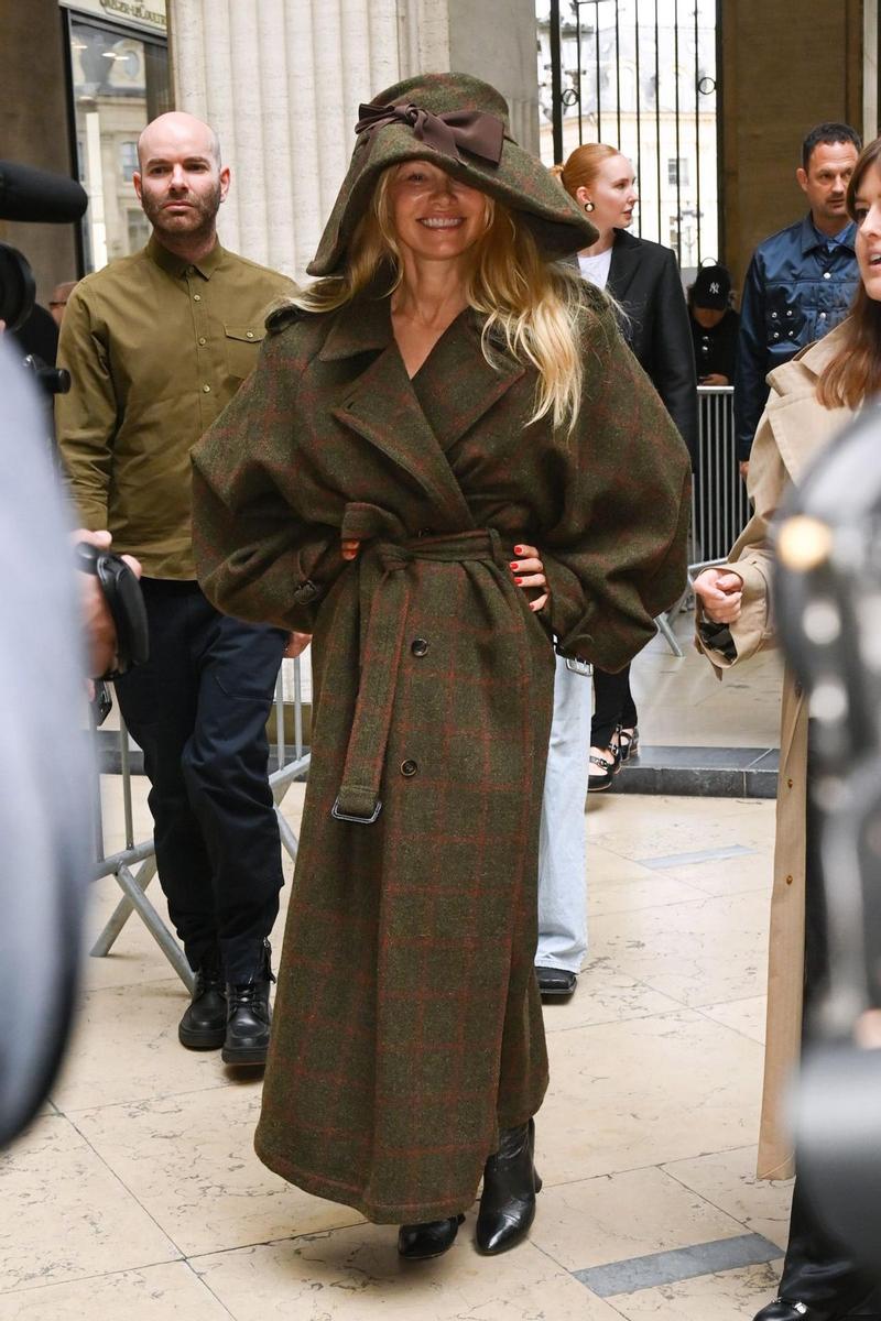 Pamela Anderson, con look de Vivienne Westwood en la Semana de la Moda de París 2023