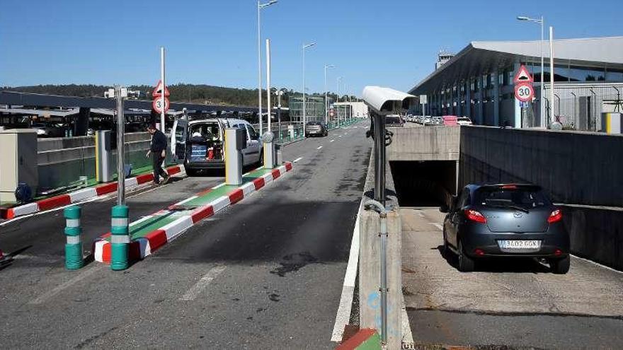 Un operario trabajando en las barreras de acceso al nuevo parking exprés de Peinador. // Marta G. Brea