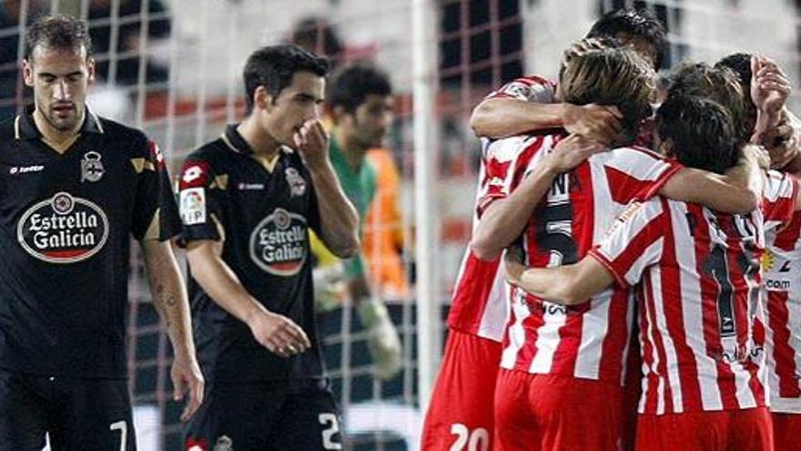 Los jugadores del AlmerÍa celebran el gol de Rindaroy ante el Deportivo