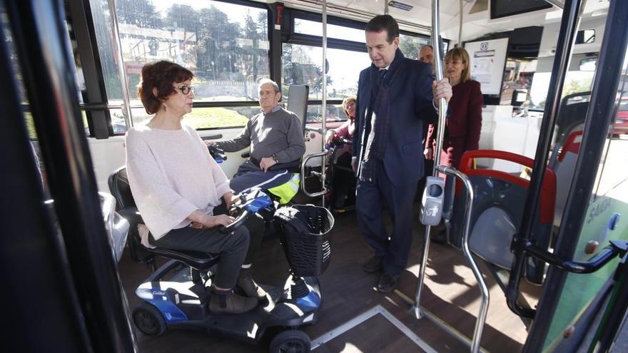 Los usuarios beneficiarios del carné junto con el alcalde Abel Caballero, ayer en un autobús. // R. Grobas