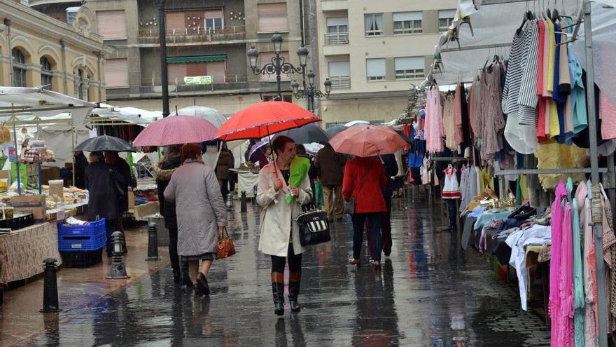 Ciudadanos paseando por el mercado de Mieres.