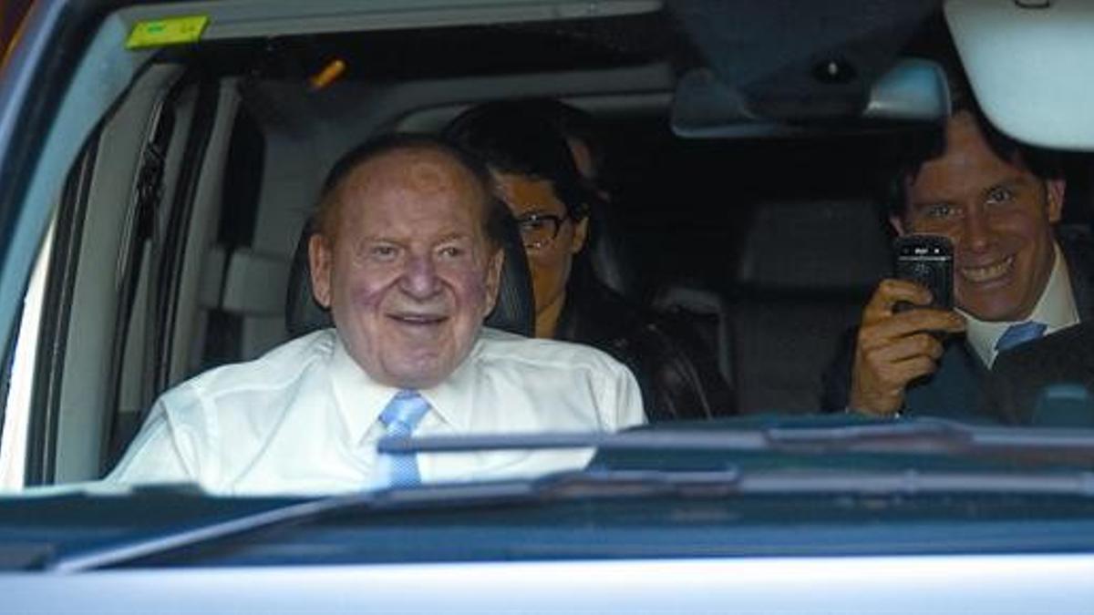 Sheldon Adelson, de copiloto con camisa blanca, sale de la Generalitat, ayer.