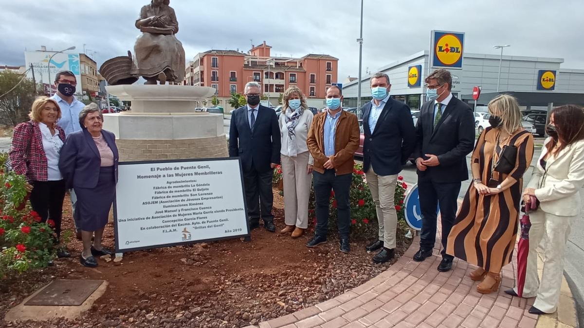 Colocación de la placa junto al monumento a la mujer membrillera en Puente Genil.