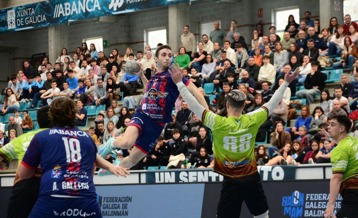 Manu Pérez en el último derbi entre Luceros y Bueu Atlético.