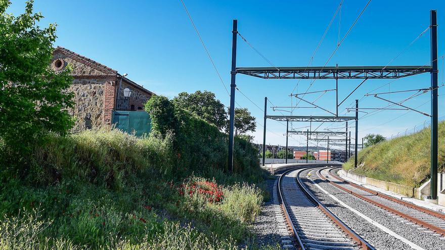 Un andén sin terminar, por una vivienda habitada en Plasencia