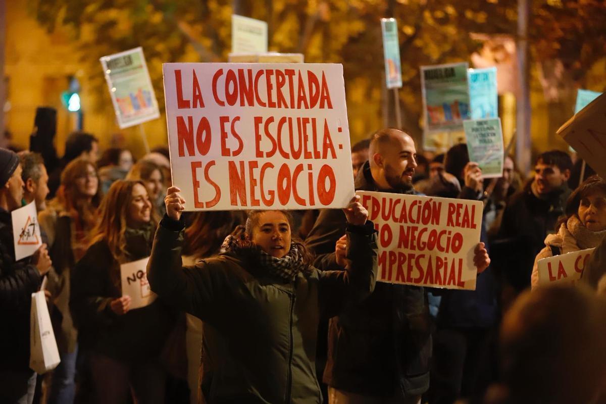 En imágenes | Miles de personas se manifiestan en Zaragoza en defensa ...