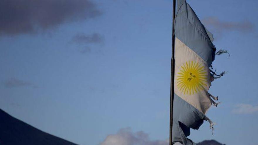 Los argentinos esperan el 30 aniversario de la toma de las islas Malvinas envueltos en polémicas