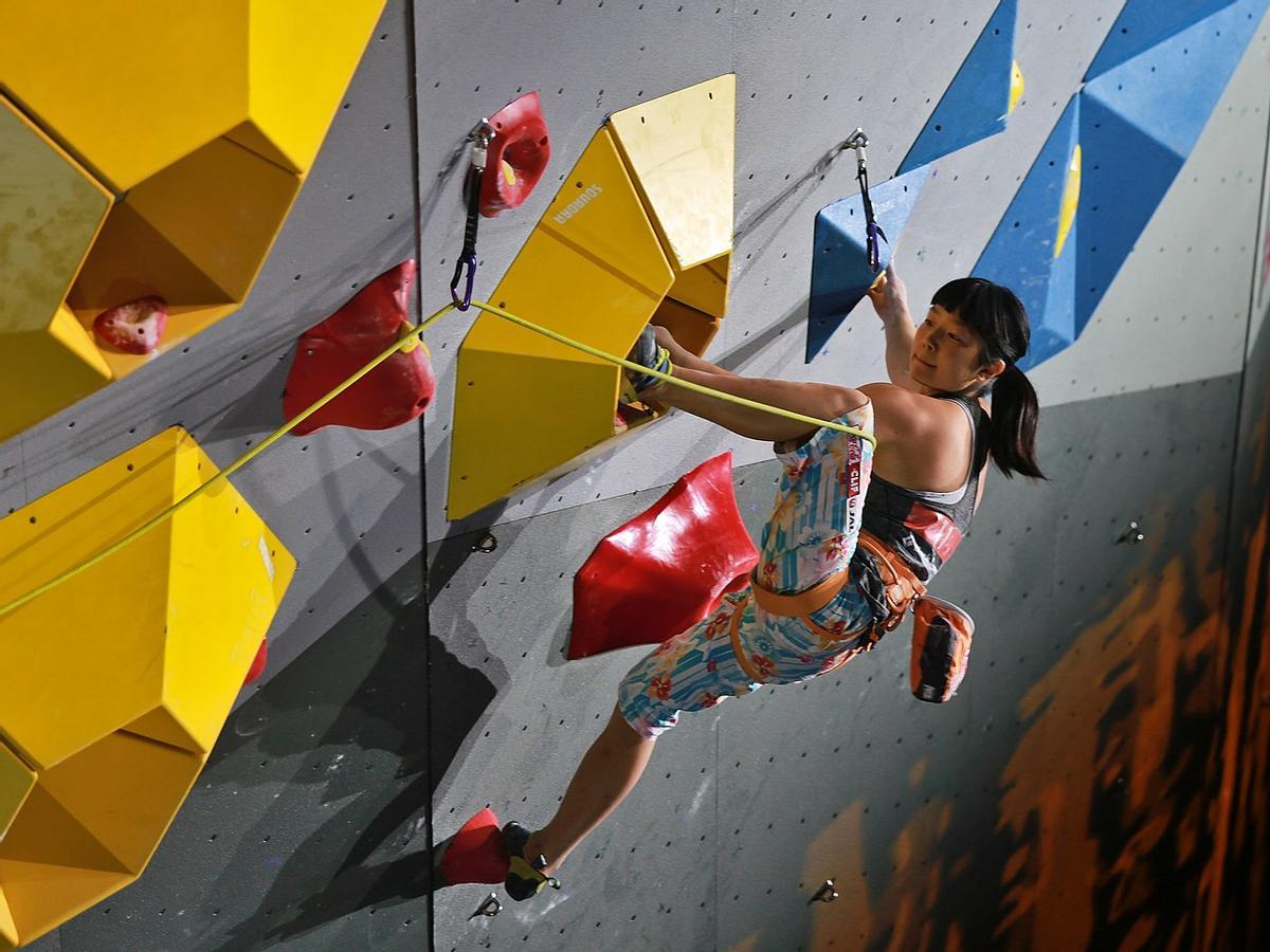 La habilidad natural y la dedicación de Ashima Shiraishi Su habilidad han inspirado a jóvenes escaladores en todo el mundo: rompiendo barreras desde una edad temprana.