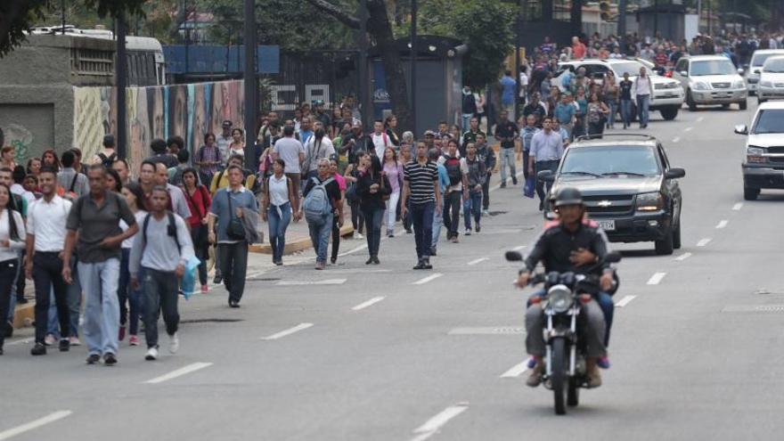 Venezolanos a pie durante el anterior apagón.