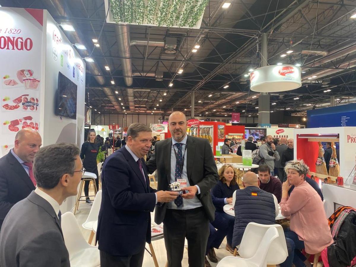 El ministro de Agricultura, Luis Planas, en el expositor de Prolongo
