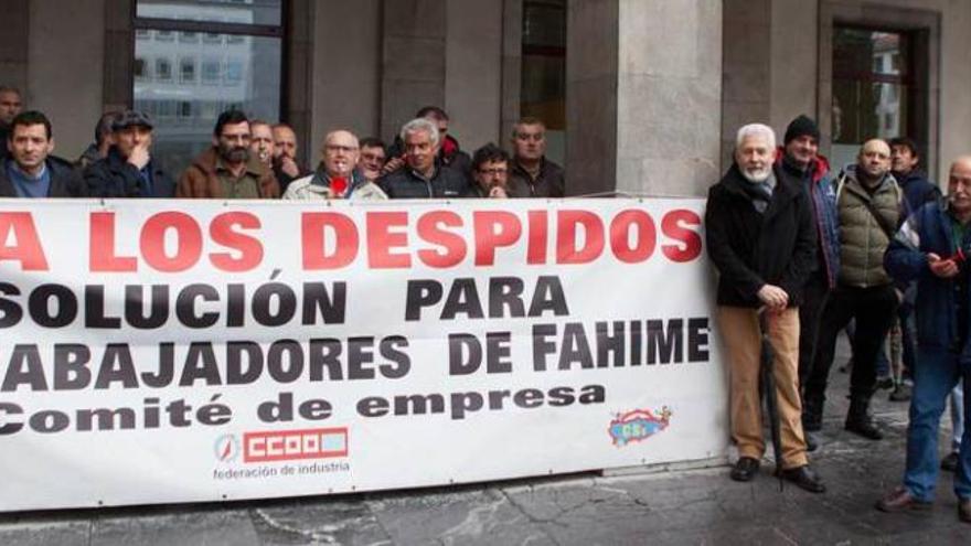 Parte de los trabajadores de Fahime, concentrados ayer ante la sede de la Consejería de Empleo, en Oviedo.