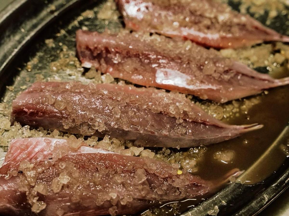 Pescados y mariscos, embutidos, chacinas, conservas y escabeches formarán parte de la propuesta de Ultramarinos Marín en Malasaña.
