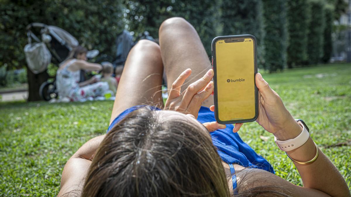 Jóvenes usan aplicaciones de citas como Tinder o Bumble para conocer gente en Barcelona.
