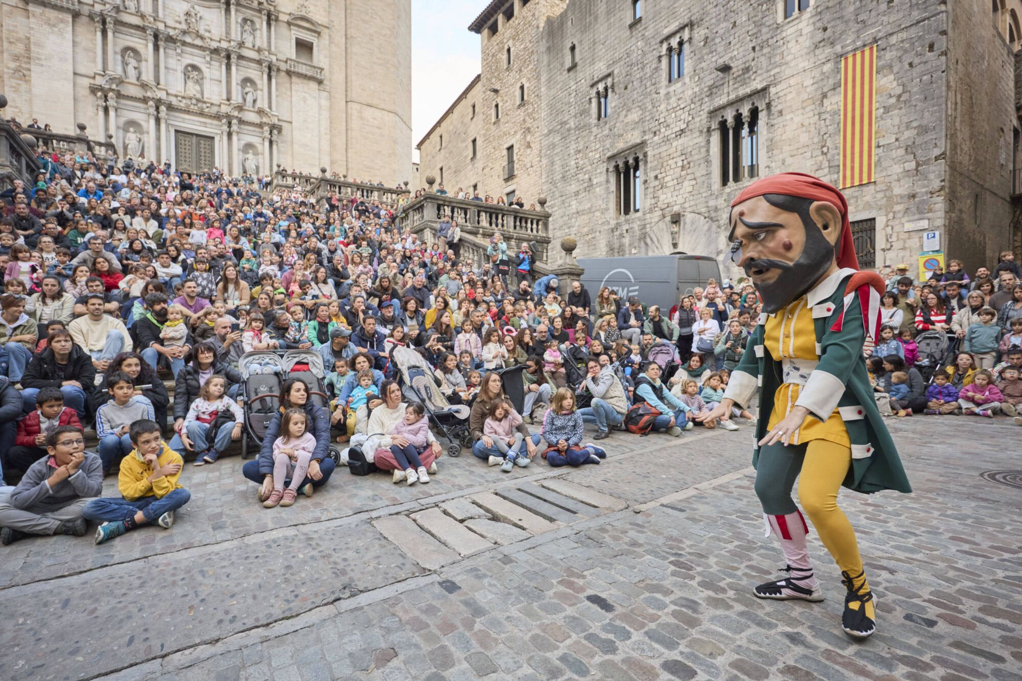 Les fotos de la passejada de capgrossos i gegants a la plaça de la catedral de Girona
