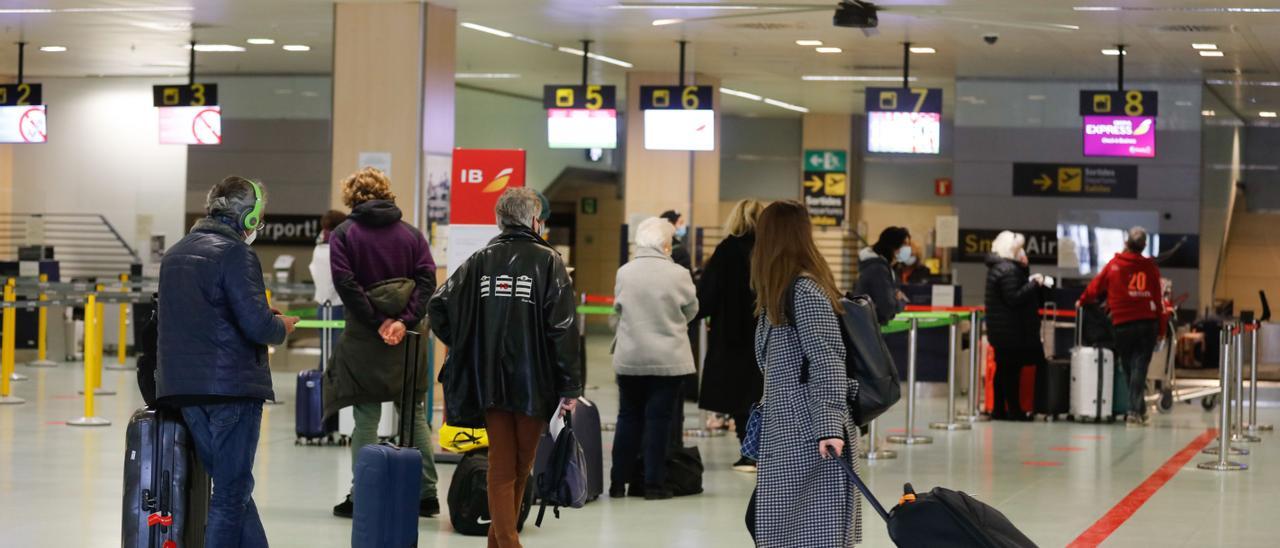 Pasajeros en el aeropuerto de Ibiza, este año.