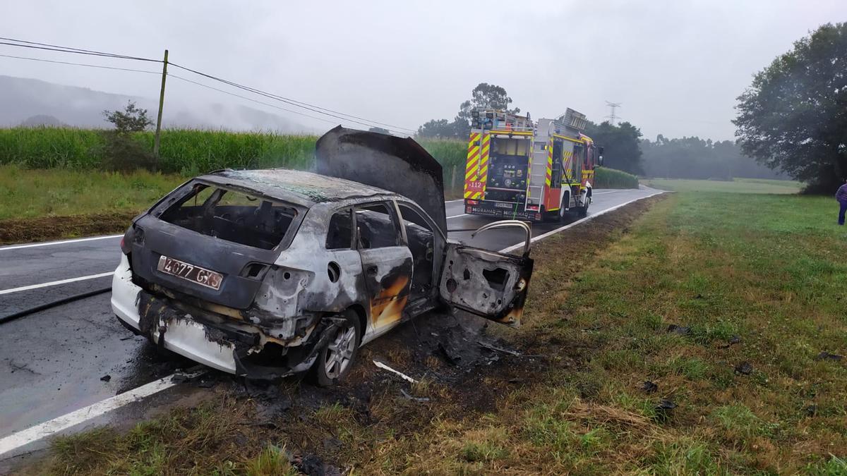 Audi A3 calcinado esta mañana en la parroquia silledense de Escuadro