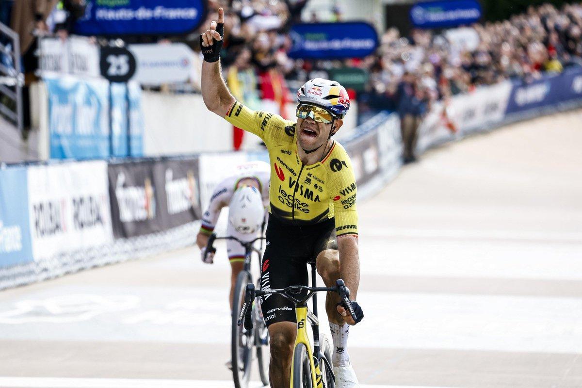 Van Aert vence a Pogacar en el esprint por la París-Roubaix.