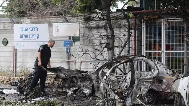 Irán lanza siete andanadas de misiles contra Israel con daños materiales y un herido