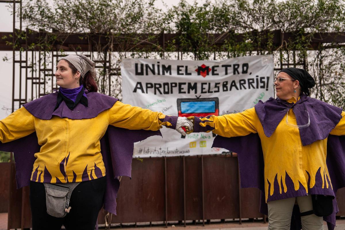 Reclaman con una cadena humana en Trinitat Nova i Vella para reclamar el alargamiento de la L3