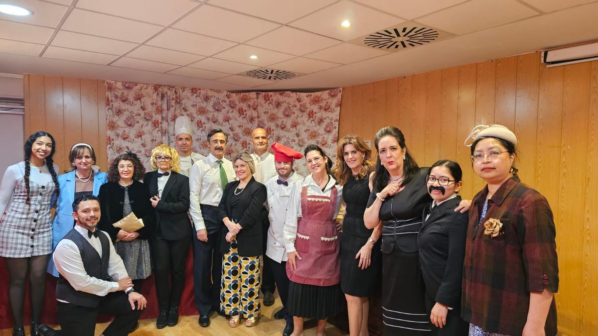 Miembros del grupo de teatro de la EOI caracterizados para la obra Fawlty Towers