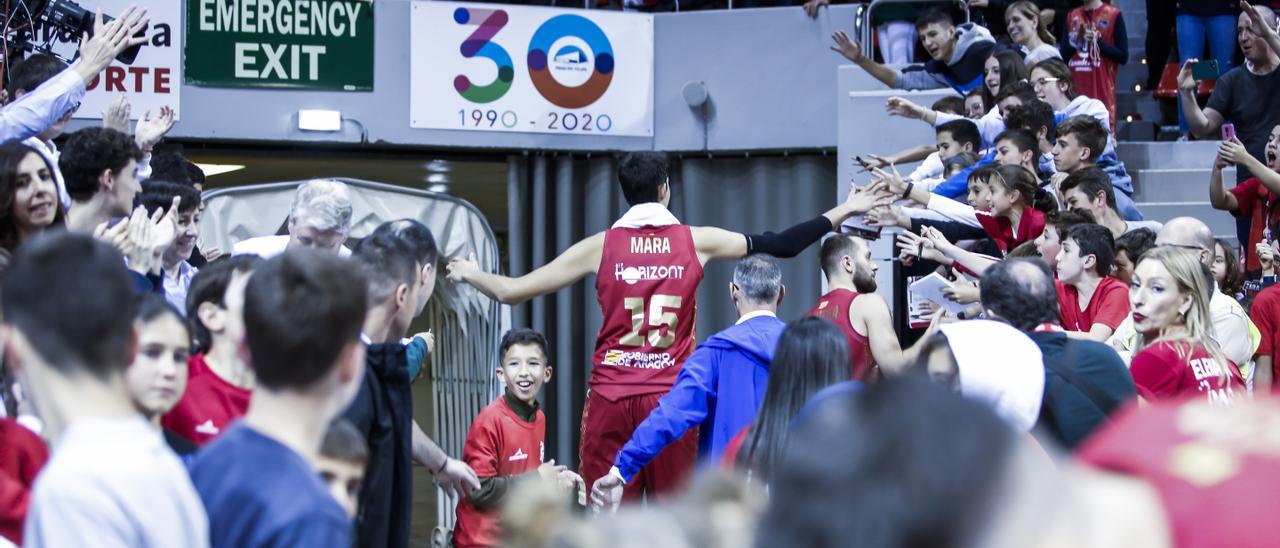 Aday Mara se retira aclamado tras el triunfo del Casademont Zaragoza ante el Real Madrid.