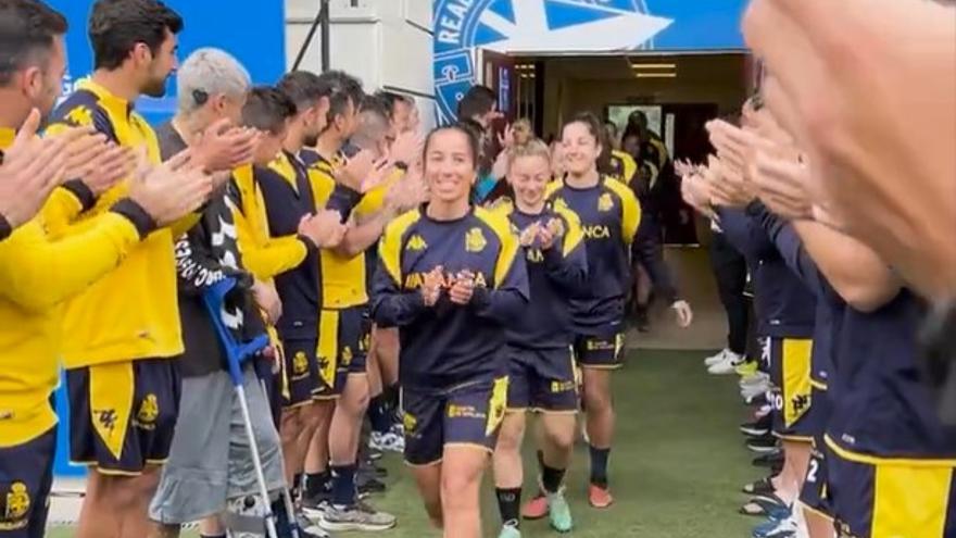 El equipo masculino del Dépor felicita al femenino haciéndole el pasillo