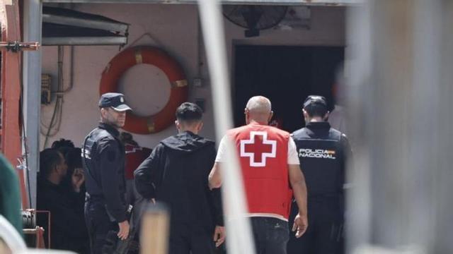 Imagen de archivo de varios efectivos de Cruz Roja y Policía Nacional atendiendo a personas que llegaron en una patera.