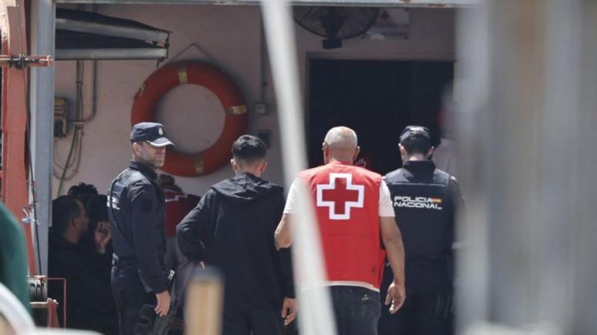 Efectivos de Cruz Roja y Policía Nacional atienden a los llegados en patera en Cartagena, en una foto tomada en primavera.