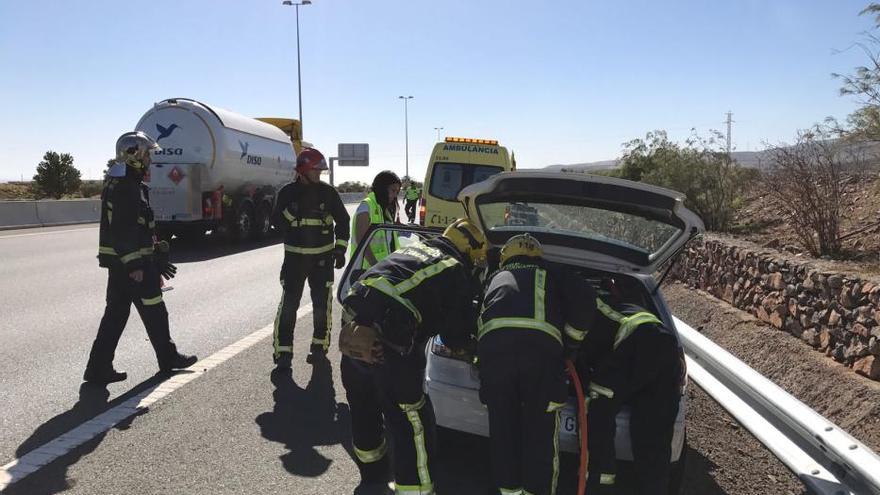 Rescatada una mujer de un automóvil tras un accidente en la GC-1