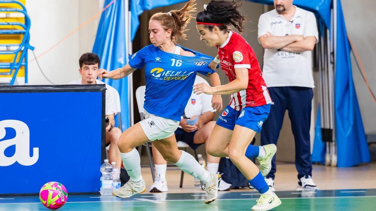 Irene Samper, agarrada por un rival en el tercer partido de la final de la Primera División femenina de fútbol sala.