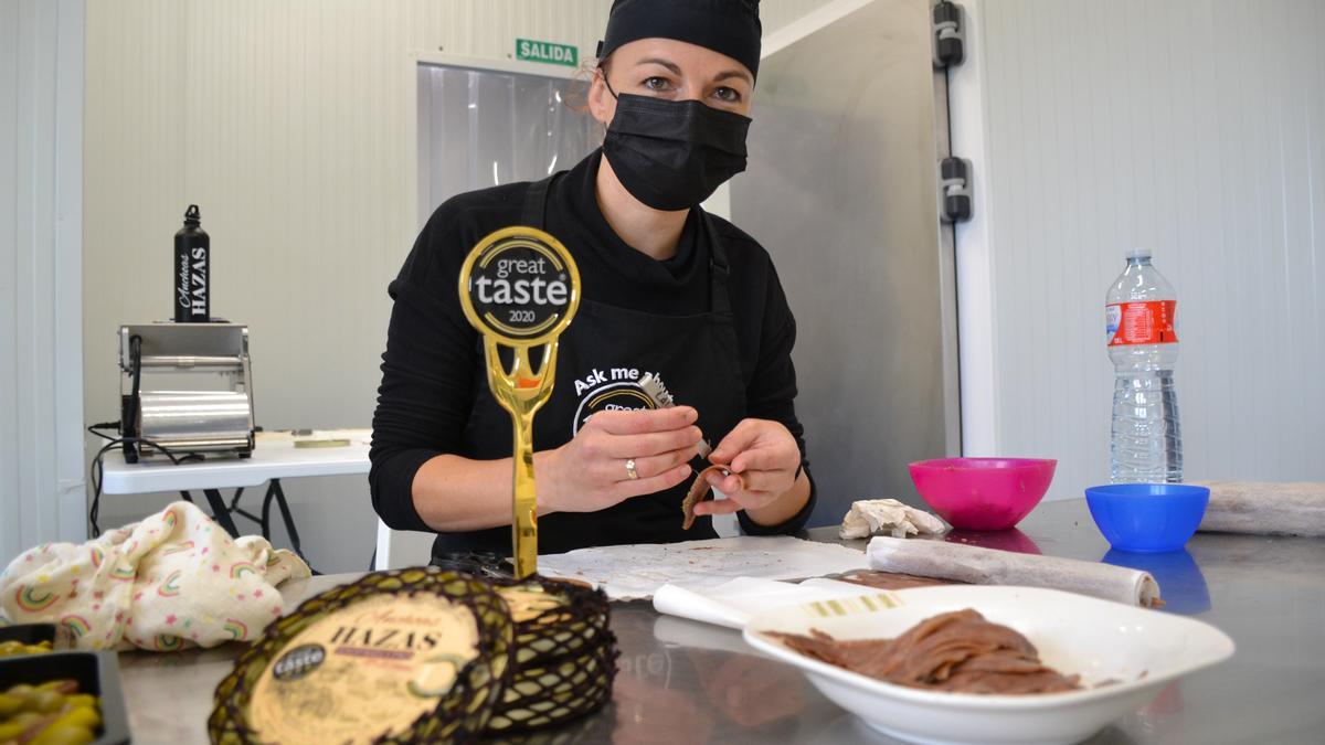 Ana Labad, desespinando una a una la anchoa con una pinza, en las instalaciones de su empresa, Anchoas Hazas.