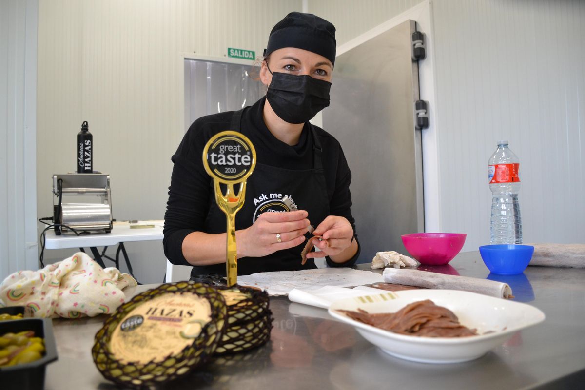 Ana Labad, desespinando una a una la anchoa con una pinza, en las instalaciones de su empresa, Anchoas Hazas.