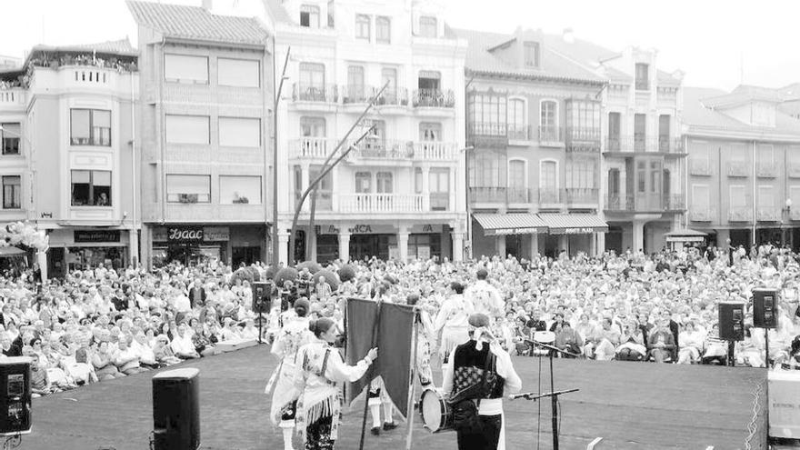 Miles de personas contemplan la actuación de los danzantes de Muelas del Pan en La Bañeza.