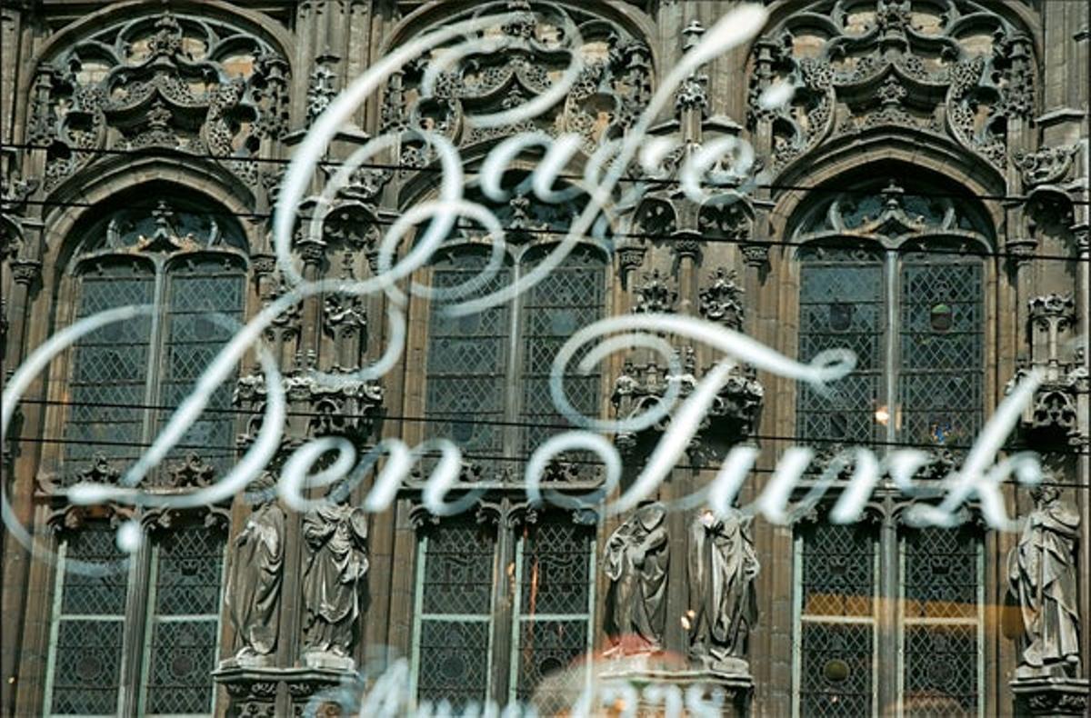 Fachada del Ayuntamiento reflejada en el Café DenTurk.