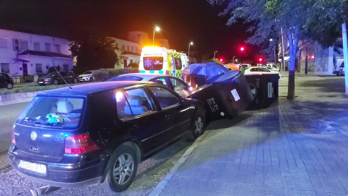 El vehículo tras colisionar con el turismo estacionado y los contenedores en la avenida Juan Pereda Pila, esta madrugada.