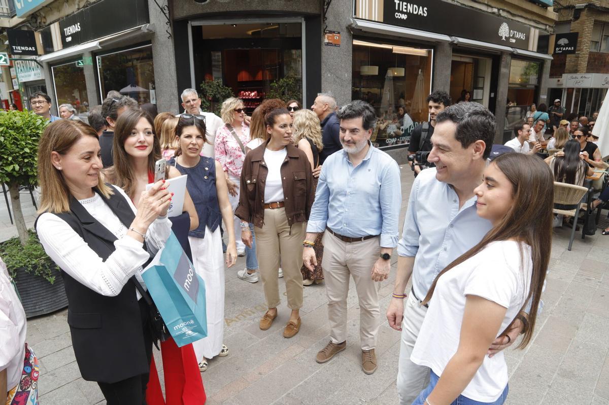 Juanma Moreno hace campaña en las Cruces de Mayo de Córdoba Juanma Moreno hace campaña en las Cruces de Mayo de Córdoba