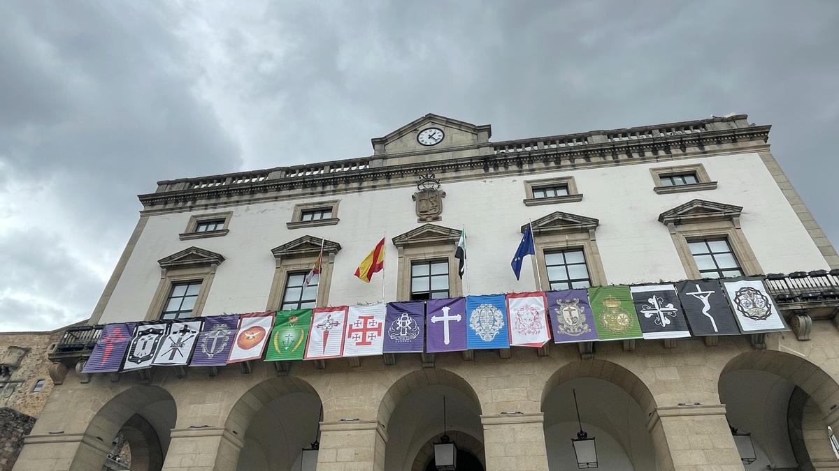 El balcón del ayuntamiento, con los símbolos de la Pasión cacereña, que acumula más de quinientos años de historia.