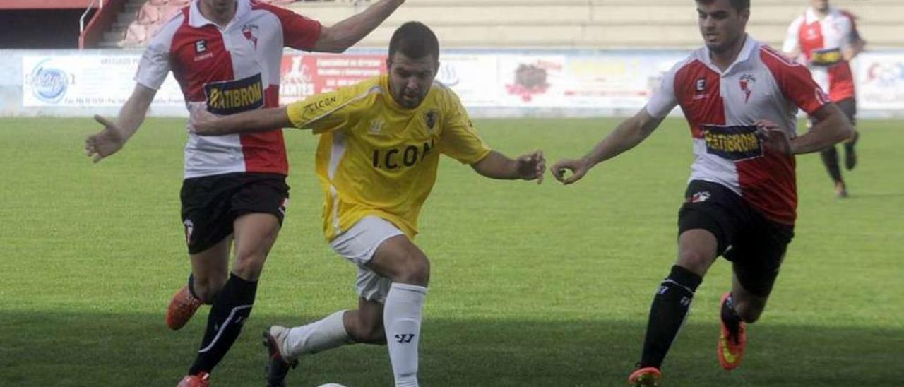 El partido disputado en A Lomba fue toda una exhibición futbolística de los redondelanos que se resolvió con un 1-3 a su favor. // Noé Parga