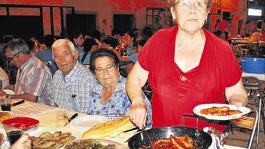 Vall d’Alba reúne a más de 700 personas en la cena de peñas