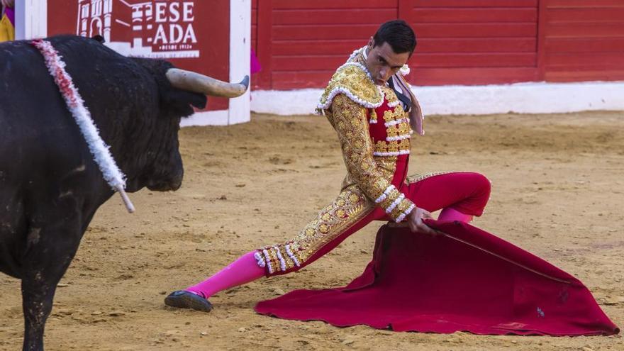 El diestro Paco Ureña, durante su faena con la muleta en la plaza de toros de Cieza.