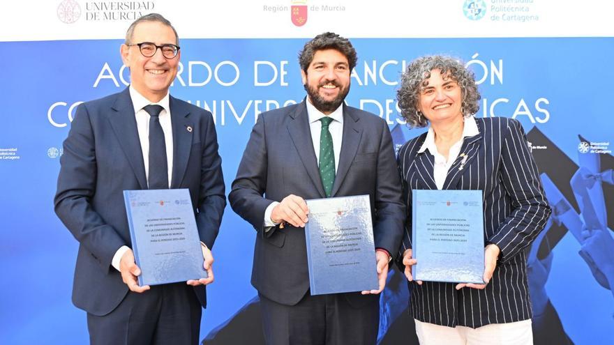 José Luján, Fernando López
Miras y Beatriz Miguel tras
la firma del plan de
financiación.  CARM