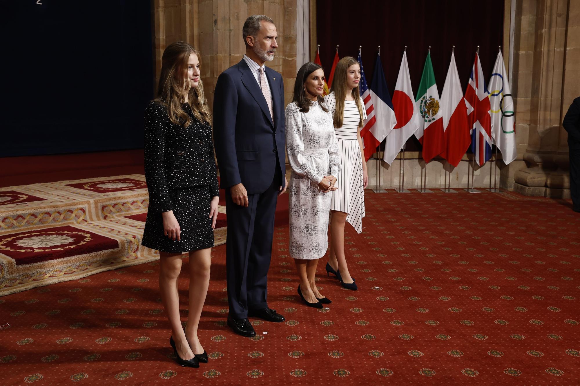 Los reyes Felipe y Letizia, acompañados de la princesa Leonor y la infanta Sofía, durante la audiencia a los galardonados con los Premios Princesa de Asturias, este viernes en Oviedo.