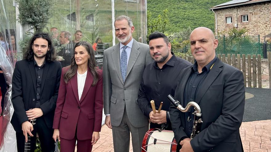 Músicos zamoranos tocan ante los Reyes en la cuna del municipalismo