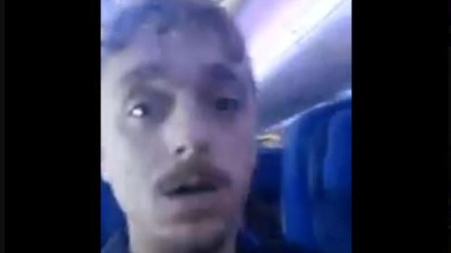 &quot;Por si no salgo de esta&quot;: el vídeo de un pasajero que grabó a su madre pensando que iba a morir en un avión que caía en picado