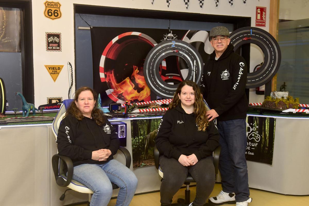 Jorge, Ana Isabel y Michelle en las instalaciones de EAdventure en Betanzos