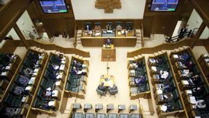 Salón de plenos del Parlamento Vasco.